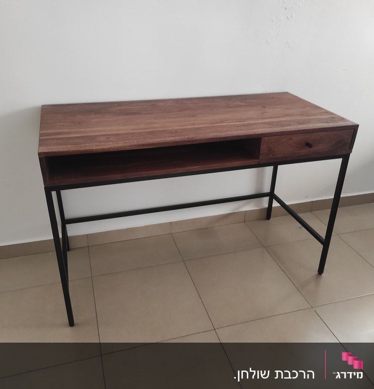 שולחן עץ עם מגירה ורגלי מתכת